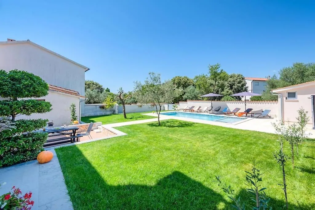 Apartment With Private Pool Pola Croazia