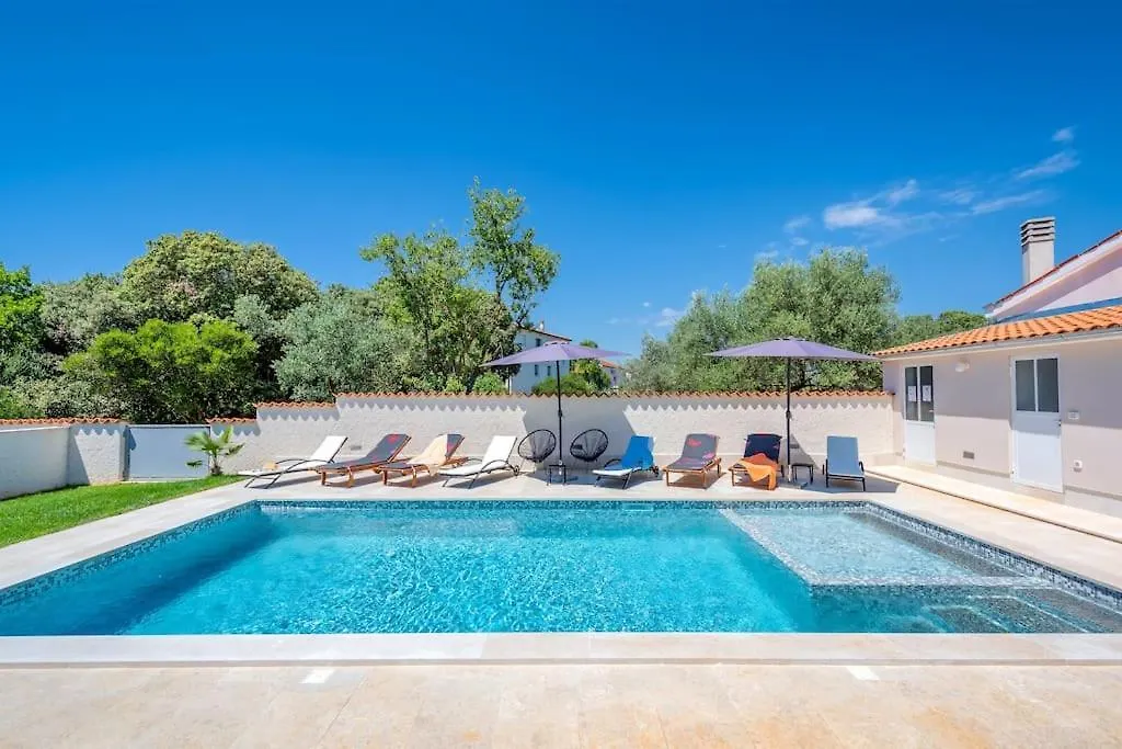 Apartment With Private Pool Pola 0*,  Croazia