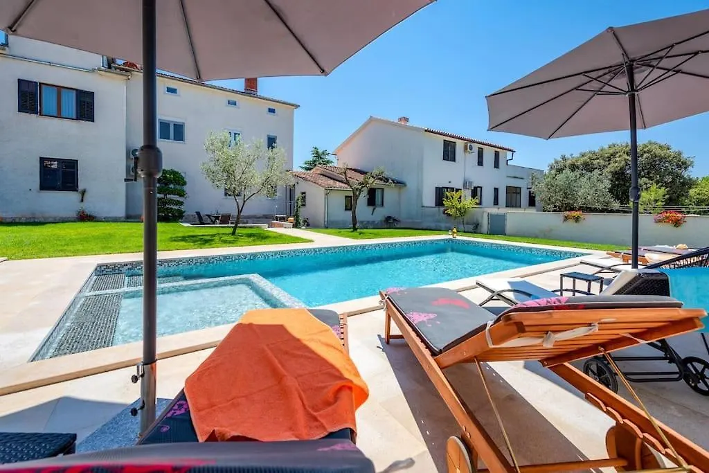 Apartment With Private Pool Pula