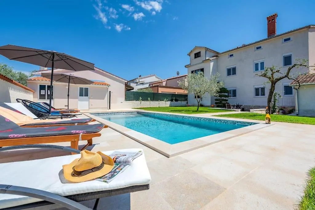 Apartment With Private Pool Pula