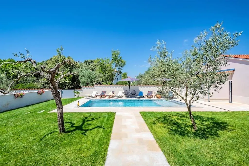 Apartment With Private Pool Pula 0*,