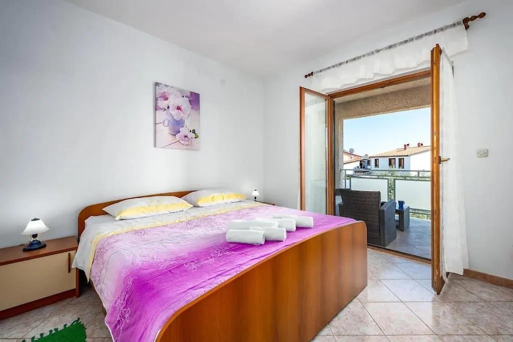 Apartment With Private Pool Pola Croazia