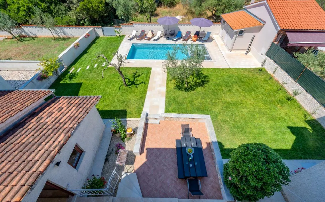 Apartment With Private Pool Pula